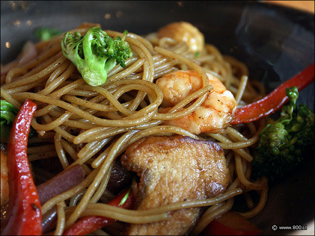Pasta de arroz con lateado de verduras, mariscos y carnes - La Mar Cebichera