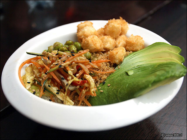 Vegi Gohan con Edamames salteados en mantequilla, tori frito apanado, quinoa crocrante, palta y verduras salteadas. - Sakura Express (Apoquindo)