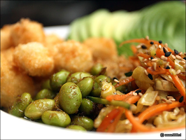 Edamame, verduras salteadas y tori frito en el Vegi Gohan - Sakura Express (Apoquindo)