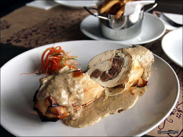 Pollo Relleno de Lengua con Salsa Nogada y Papas Fritas de Acompaamiento - Barrica 94 Los Trapenses