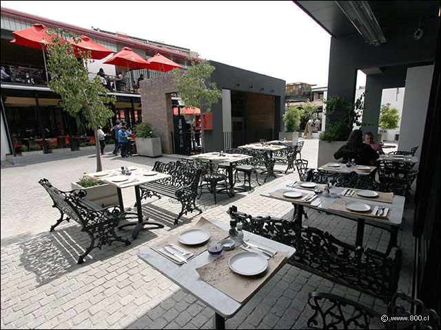 Mesas en la terraza en nivel del Patio Bellavista - Barrica 94 Los Trapenses