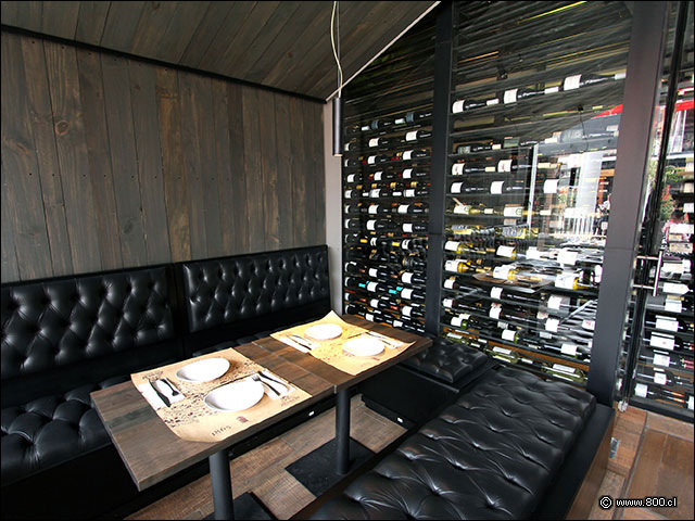 Detalle de mesa con sillones - Barrica 94 Los Trapenses