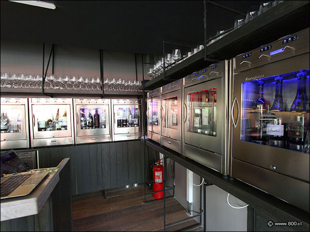 Detalle del Wine Dispenser y la gran variedad de vinos por copa - Barrica 94 Los Trapenses