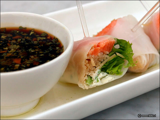 Summer Rolls, rollos de masa de arroz con vermichelli, lechuga, salmn y queso crema - Palacio Danubio Azul (PDA)