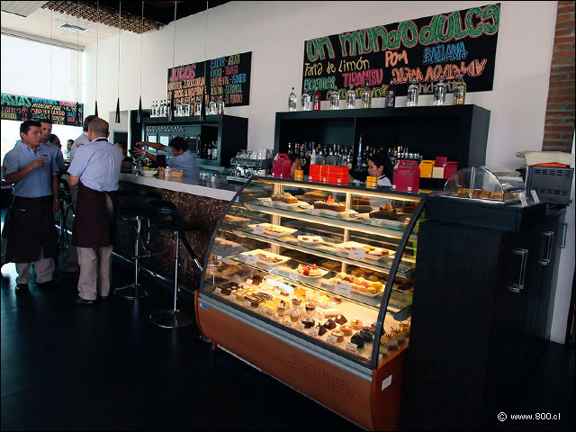 Barra y vitrina refrigerada con postres - Tanta - Alto Las Condes