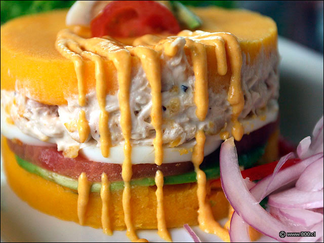 Causa de pollo con tomate, palta y huevo - Tanta - Alto Las Condes