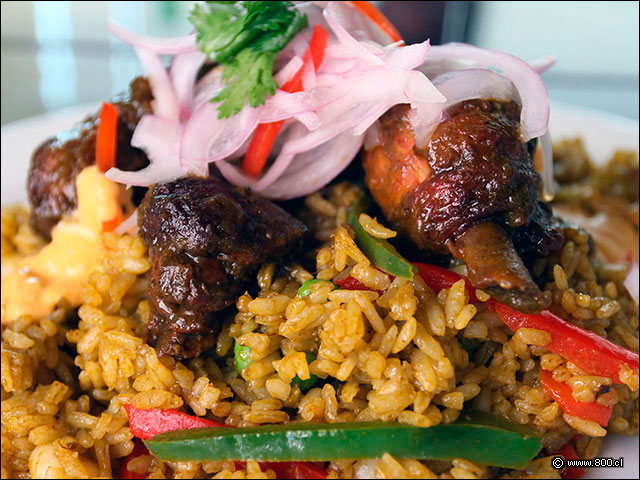 Arroz graneado servido con pollo asado adobado - Tanta - Alto Las Condes