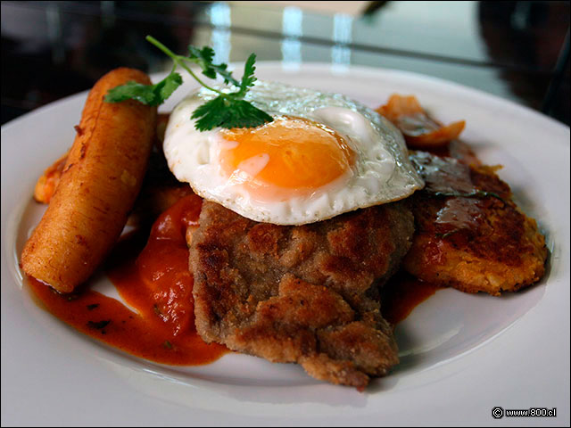 Taco Tacu, guiso de porotos y arroz servido como pltano frito, escalopa de vacuno y huevo frito - Tanta - Alto Las Condes