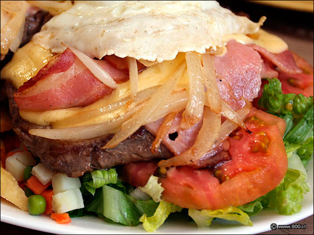 Chivito Canadiense: El goloso sndwich tpico de Uruguay - La Uruguaya - Providencia