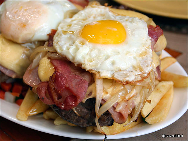 Chivito Canadiense: El goloso sndwich tpico de Uruguay - La Uruguaya - Providencia