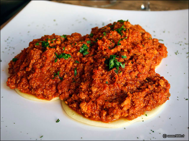 Raviol Marimare, pasta rellena cubierta con rag de carne