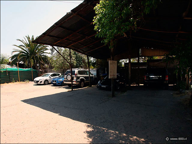 Estacionamiento para clientes en calle Gmez Norte - El Mesn de la Patagonia