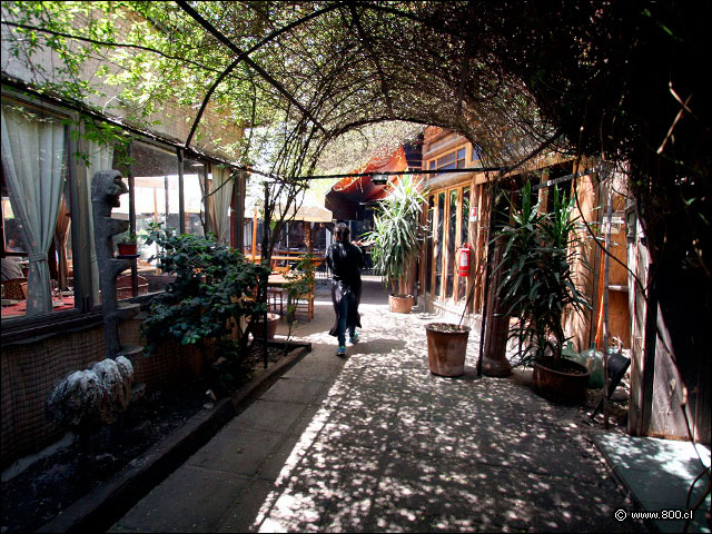 Pergola para llegar a los fogones - El Mesn de la Patagonia