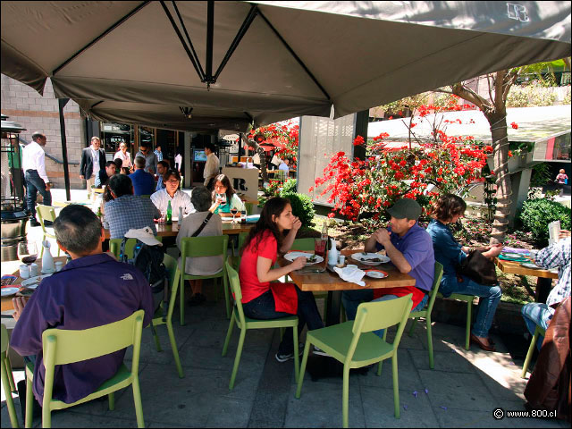 Terraza de la trattoria en el patio del boulevard del Parque Arauco - Trattoria Rita - Parque Arauco