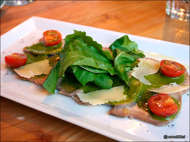 Lengua con salsa Torinese, lascas de parmesano, tomate cherry y rcula - Trattoria Rita - Parque Arauco