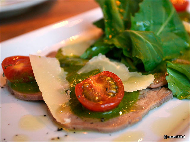 Delicadas laminas de lengua aliadas con salsa torinese - Trattoria Rita - Parque Arauco