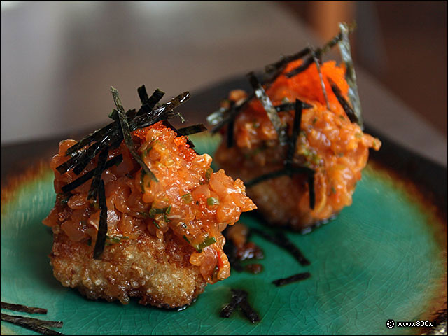 Crocante de arroz con trtaro de salmn, masago y nori