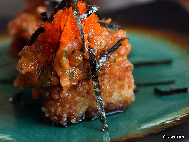 Bola de arroz apanado coronado con trtaro de salmn, masago y tiras de nori - Naoki Vitacura