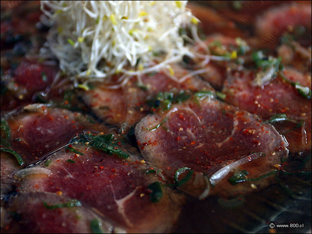 Los cortes de vacuno aliados con Shichimi togarashi, cebolln  y aceite de ssamo en el Gyutataki - Naoki Vitacura