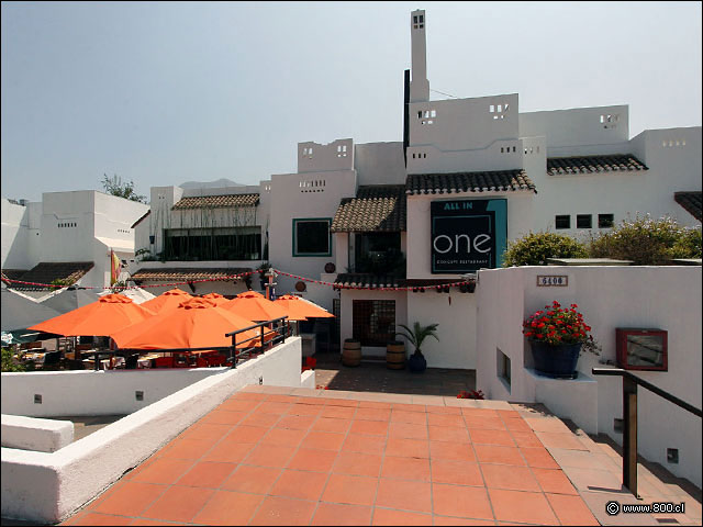 Fachada del restaurante ONE en Borde Rio - All in One