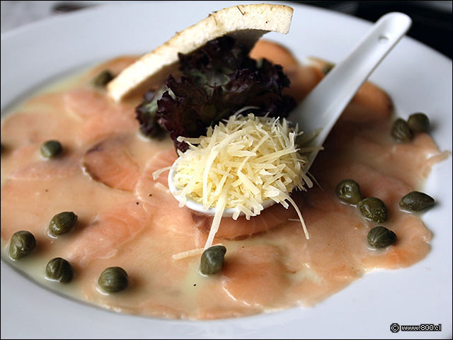 Carpaccio de salm�n ahumado con alcaparras y queso parmesano aii�adp con lim�n - All in One