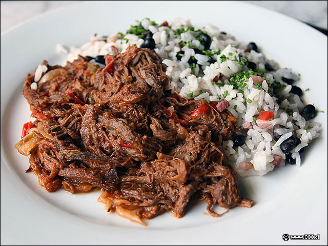 Ropa Vieja, carne de vacuno atomatada deshilachada servida con arroz con porotos negros - All in One