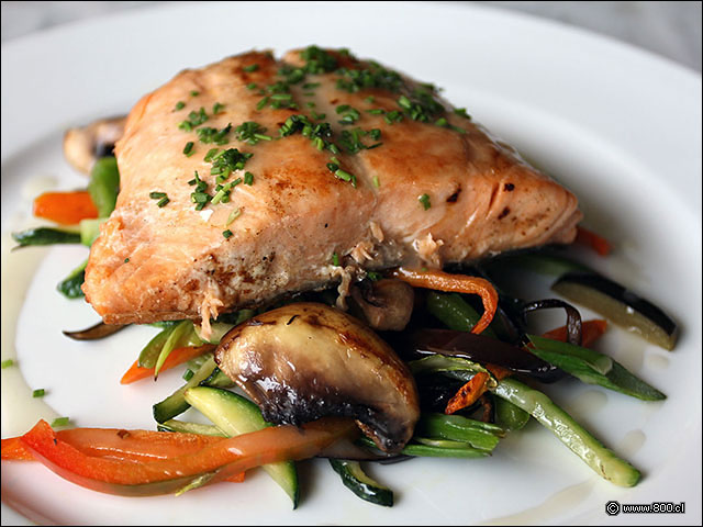 Filete de salm�n grilado sobre panach� de verduras - All in One