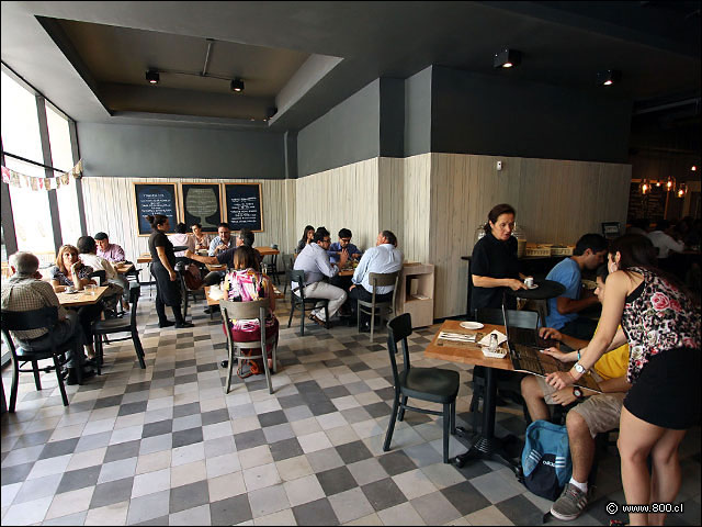 Vista del sal�n en el acceso - Le Fournil (Manuel Montt)