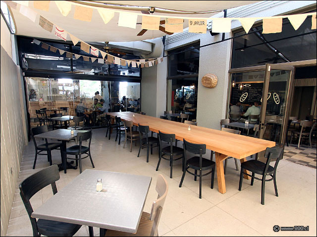 Terraza interior techada y gran mesa grupal - Le Fournil (Manuel Montt)