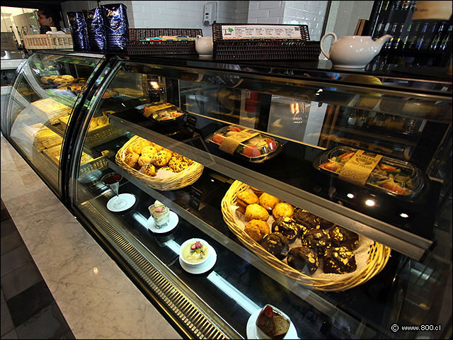 Vitrina refrigerada con productos a la venta - Le Fournil (Manuel Montt)