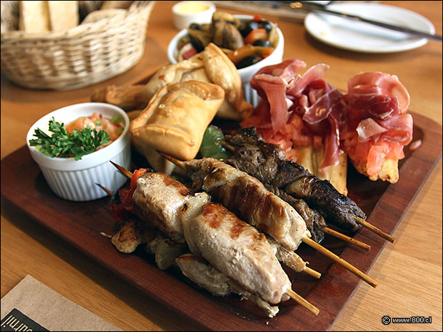 Tabla Mar y Tierra con brochetas mixtas, t�rtaro de salm�n, empanadas camar�n queso, brusquedad de tomate y jam�n y champi�ones a la provenzal - Le Fournil (Manuel Montt)