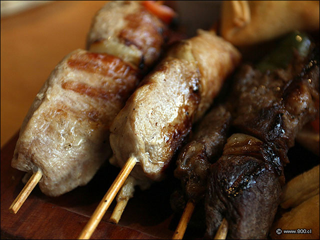 Brochetas de cerdo,vacuno y pollo en Tabla Mart y Tierra - Le Fournil (Manuel Montt)
