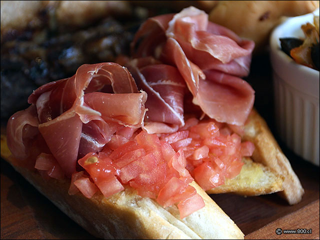 Brusqueta  de tomate y jam�n curado en Tabla Mar y Tierra - Le Fournil (Manuel Montt)