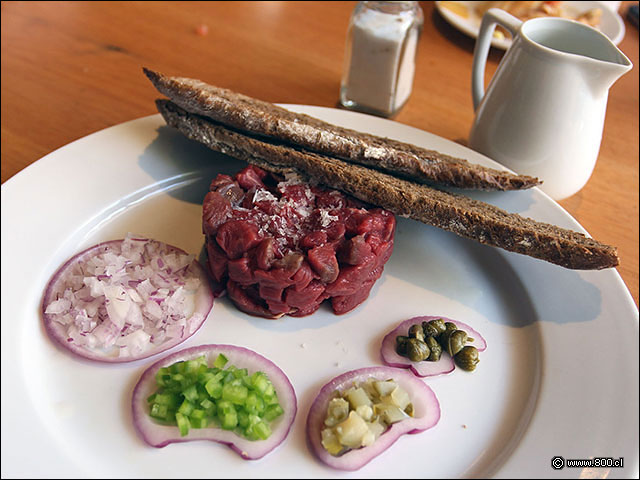Tartar de Filete de Res, carne picada a mano con cebolla, piment�n verde, pepinillos y alcaparras - Le Fournil (Manuel Montt)