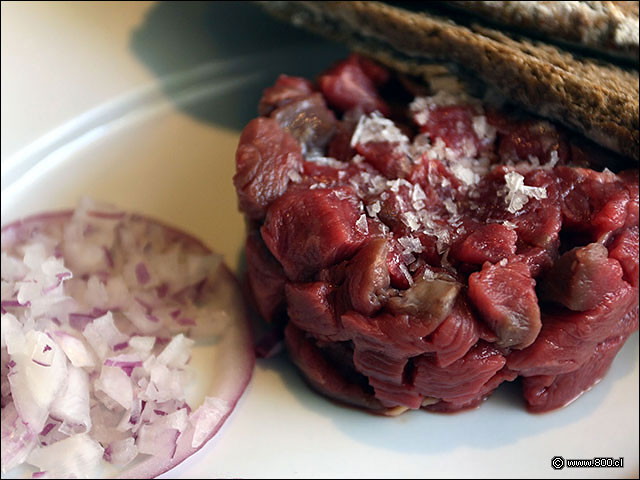 Carne picada a mano con sal gruesa y cebolla en Tartar de Filete de Le Fournil - Le Fournil (Manuel Montt)