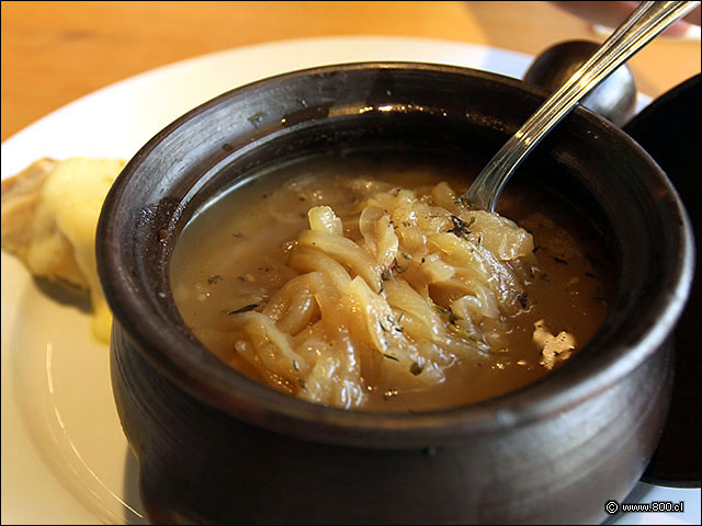 Sopa de Cebolla, caldo de carne con cebolla gratinada, pan y queso fundido - Le Fournil (Manuel Montt)