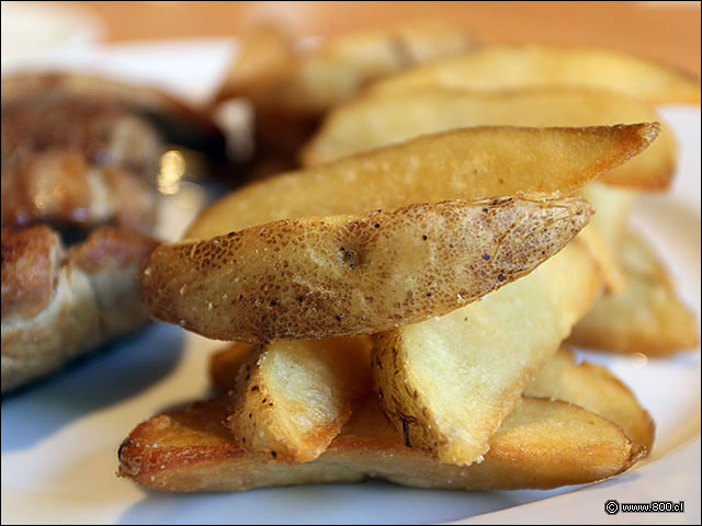 Papas r�sticas fritas con c�scara acompa�ando Solomillo de Cerdo - Le Fournil (Manuel Montt)