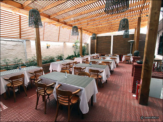 Gran terraza techada en patio interior
