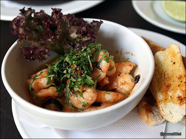 Camarones al pil pil con aj cacho de cabra