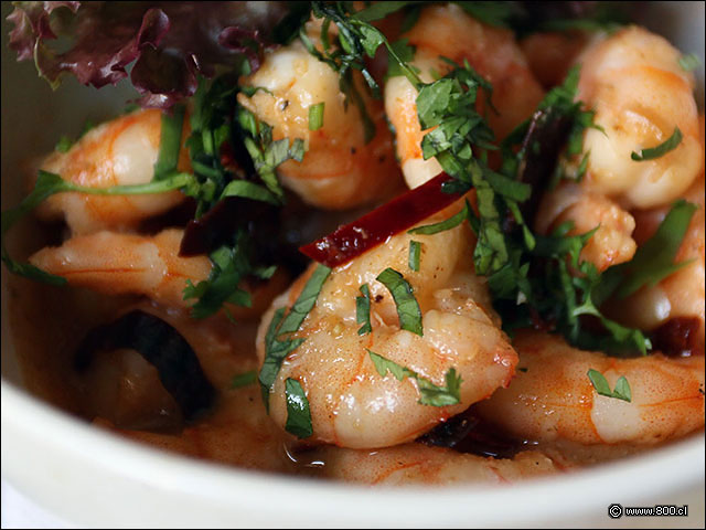 Camarones salteados en vino blanco con ajo y aj cacho de cabra