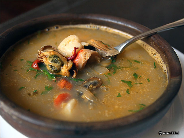 Sop de Mariscos con ostiones, piure, choritos y almejas desconchadas