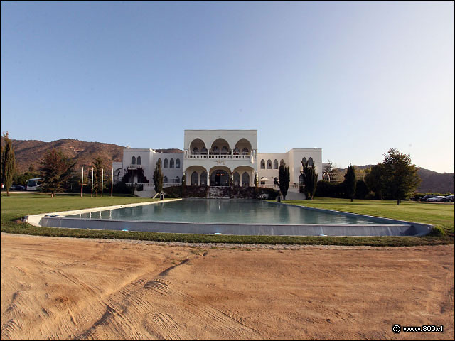 Gran espejo de agua en la entrada a las bodegas de Via Mar - Casa Viamar - Casablanca