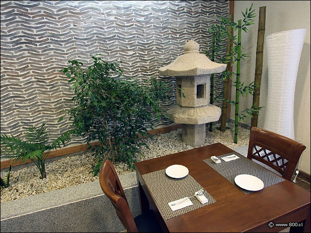 Detalle de una pulcra mesa y decoracin oriental