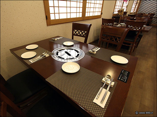Detalle de las mesas que integran el tradicional fogn coreano en el centro