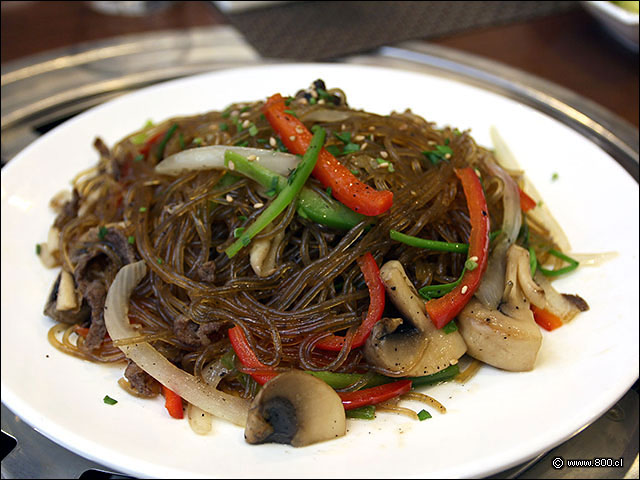 Jap Chae, fideos vermichelli salteados en aceite de ssamo y verduras - Biwon Chile Hotel Stanford