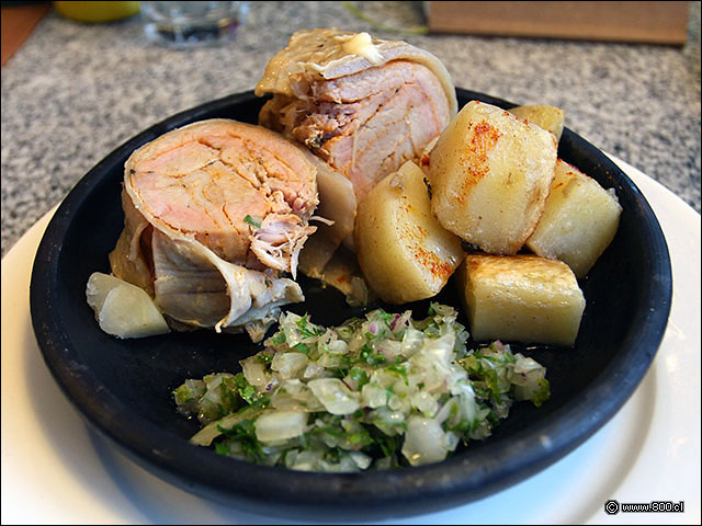 Arrollado con papas cocidas y salsa verde