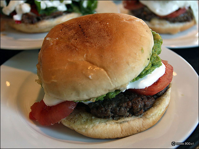 Hamburguesa Italiana con palta, tomate y mayo