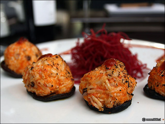 Dynamite, bolitas de marisco fritas y gratinadas con soplete sobre un hongo shitake - Ichiban