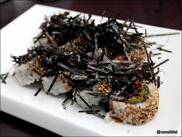 Taido Roll, relleno de unagi carameizado, palta, pepin y cubierto de filetes de nori - Ichiban