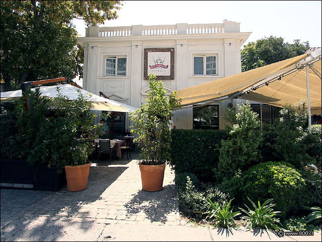 Fachada y acceso al restaurante Santa Brasa Alonso de Crdova - Casa Santa Brasa Vitacura